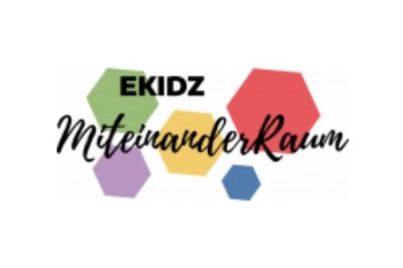 Logo Aussteller Logo von EKIDZ mit dem Schriftzug "MiteinanderRaum" und bunten Sechsecken.